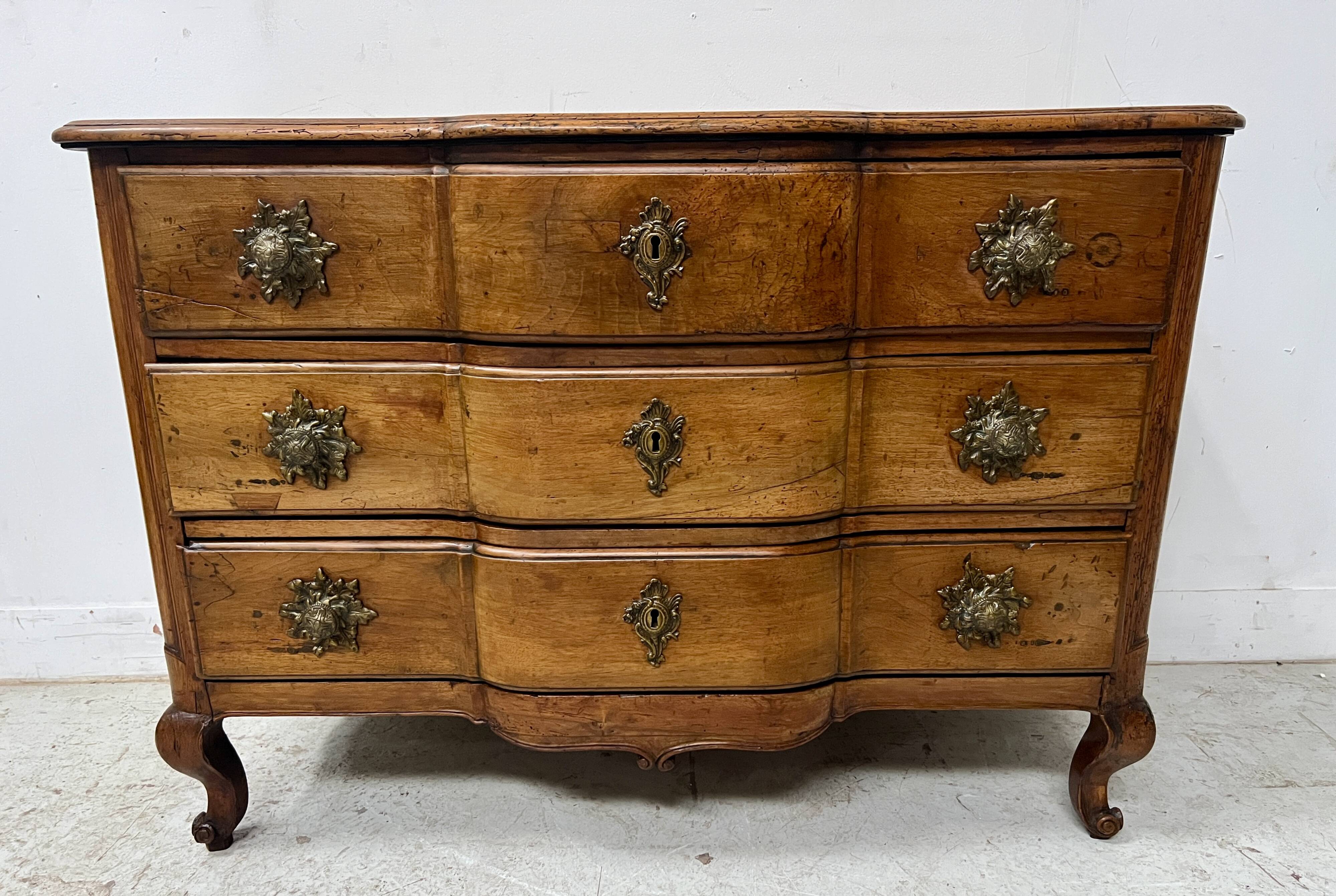 Louis XV commode with three drawers in solid walnut, 18th century