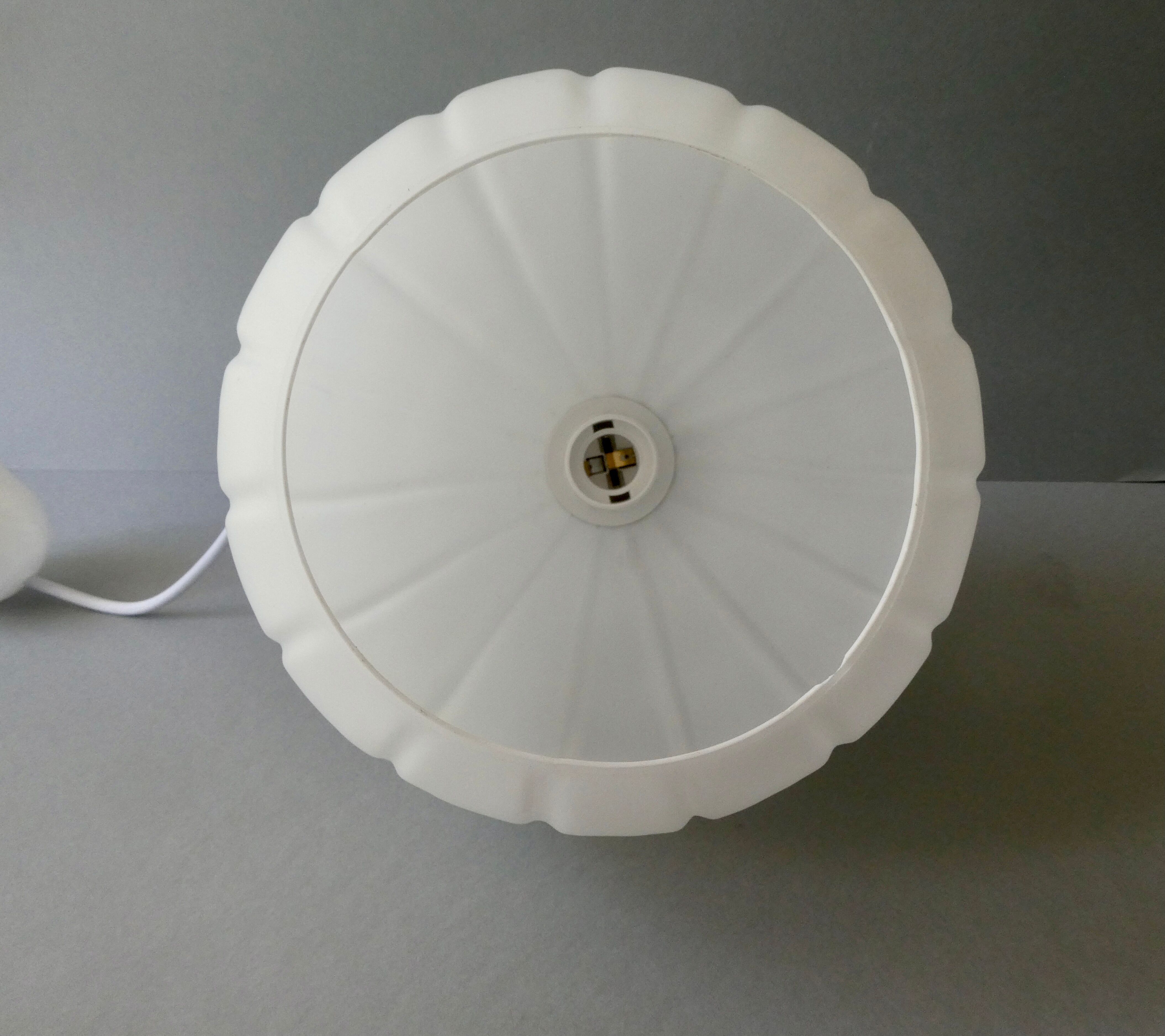 Suspension in white opaline