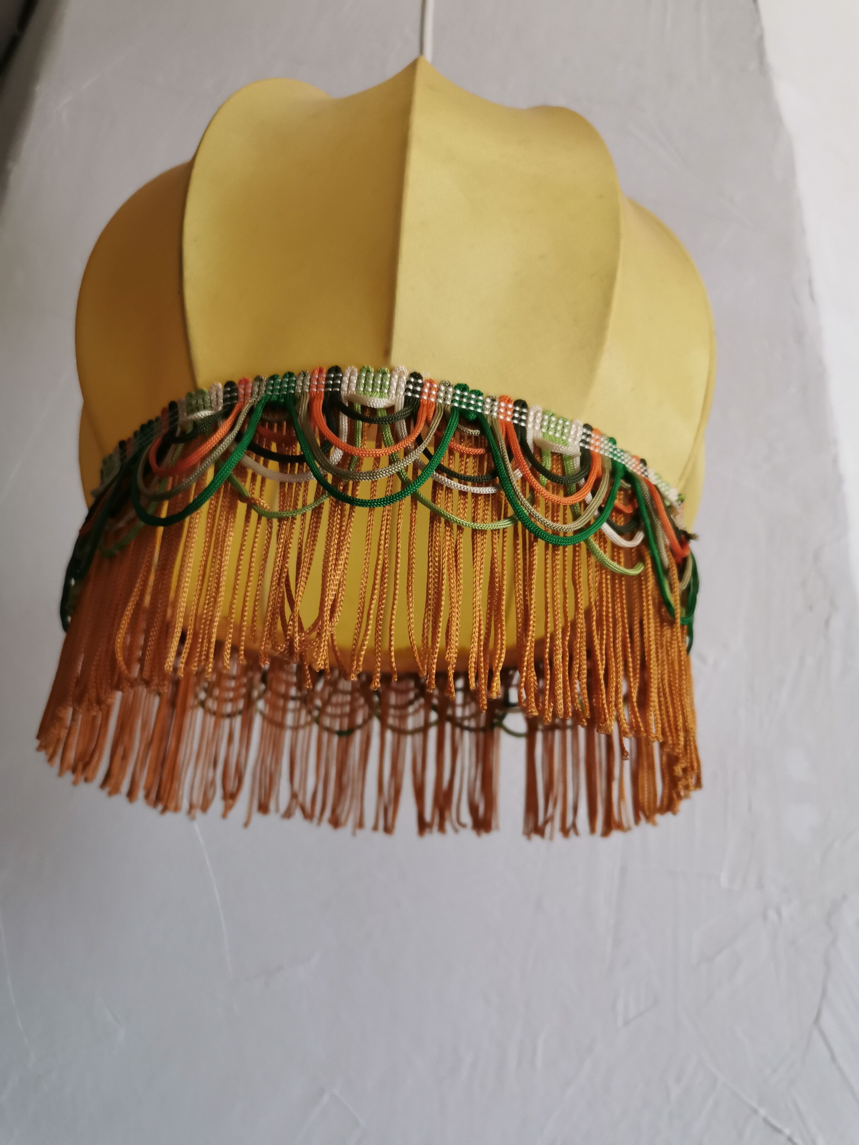 Suspension en tissu jaune à franges