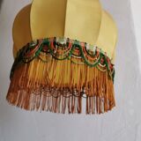 Suspension en tissu jaune à franges