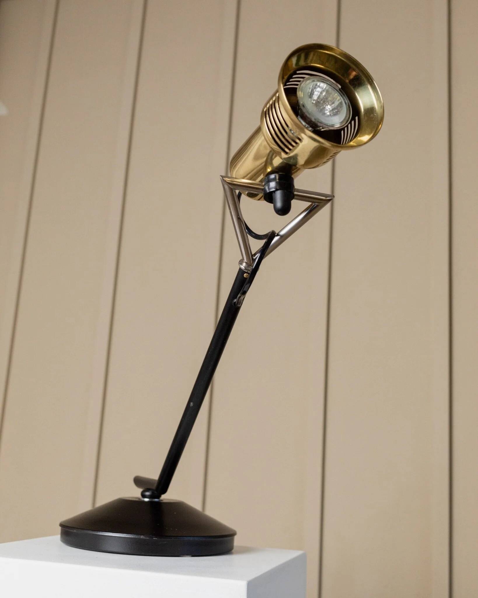 Vintage Hollywood Regency style table lamp from the 80s - black and gold metal lamp by Gigidi Iluminazione.