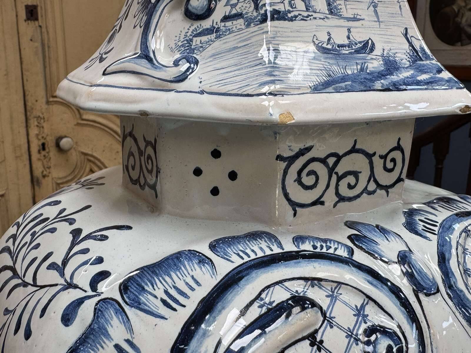 Large baluster vase with parrot - Holland, Delft 19th century