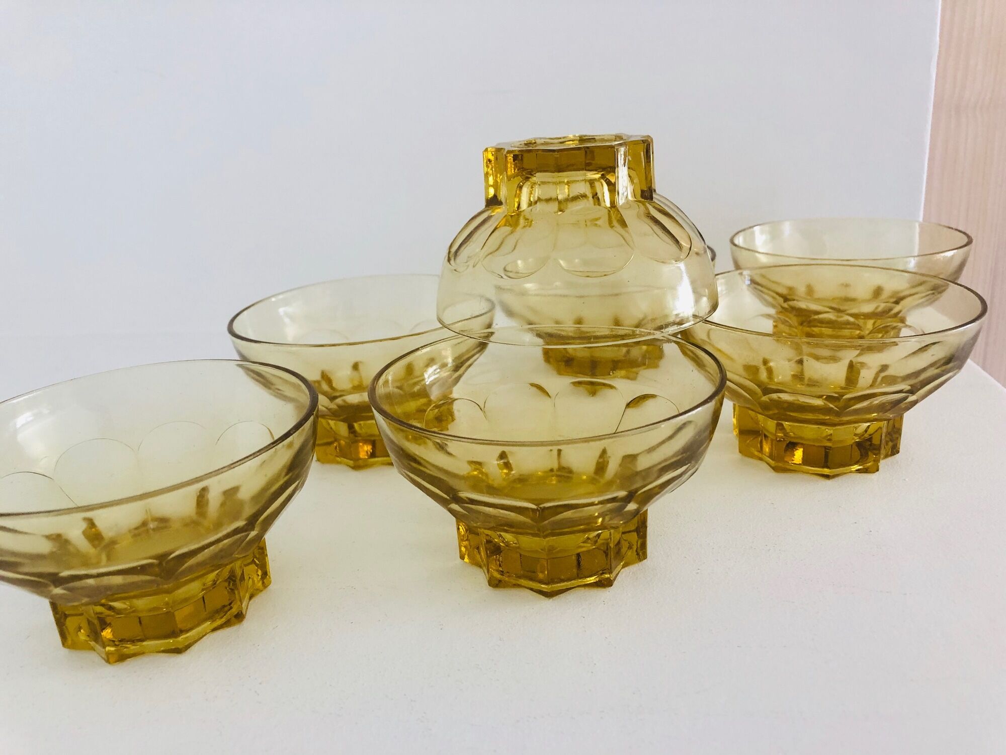 Lot of 7 yellow cups with footing in Star 50s . Art deco