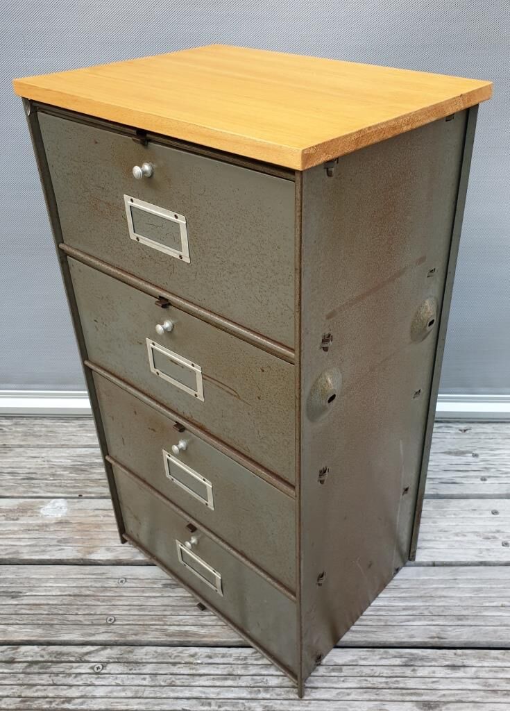 Column 4 grey roneo flappers