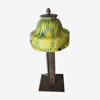 lampe fer forgé et martelé 1900 a30 avec tulipe pate verre  , jaune et vert 34x16