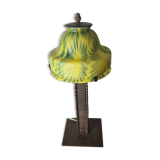 lampe fer forgé et martelé 1900 a30 avec tulipe pate verre  , jaune et vert 34x16