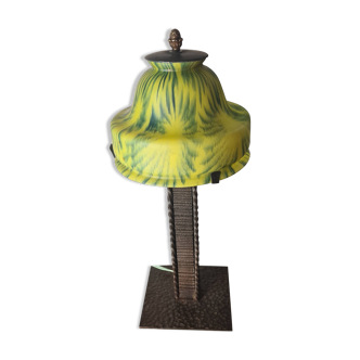 lampe fer forgé et martelé 1900 a30 avec tulipe pate verre  , jaune et vert 34x16