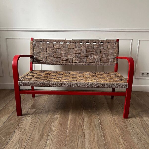 Banc vintage en bois rouge et corde