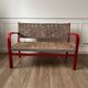 Banc vintage en bois rouge et corde