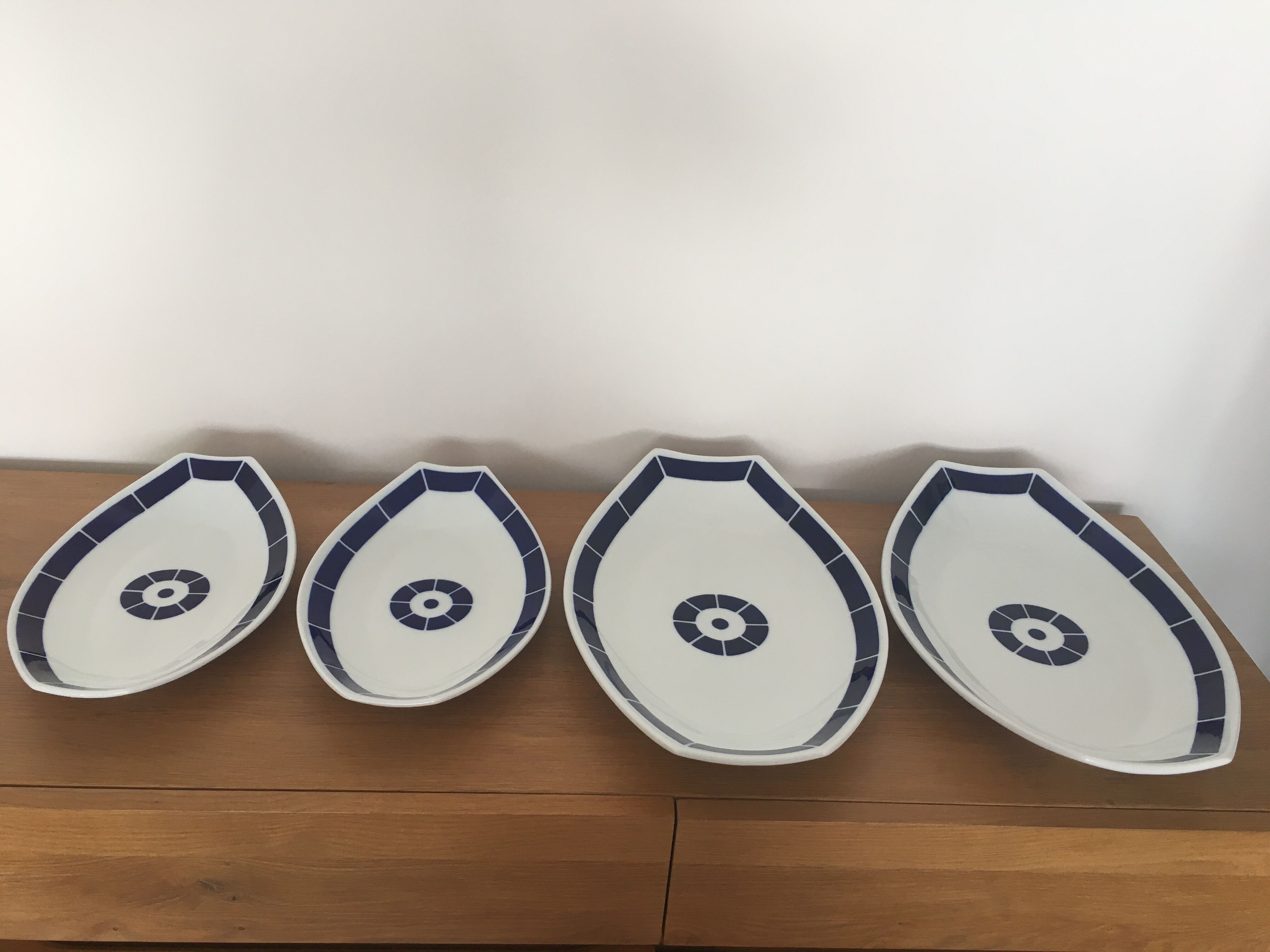 Service de 52 pièces blanches motif bleu