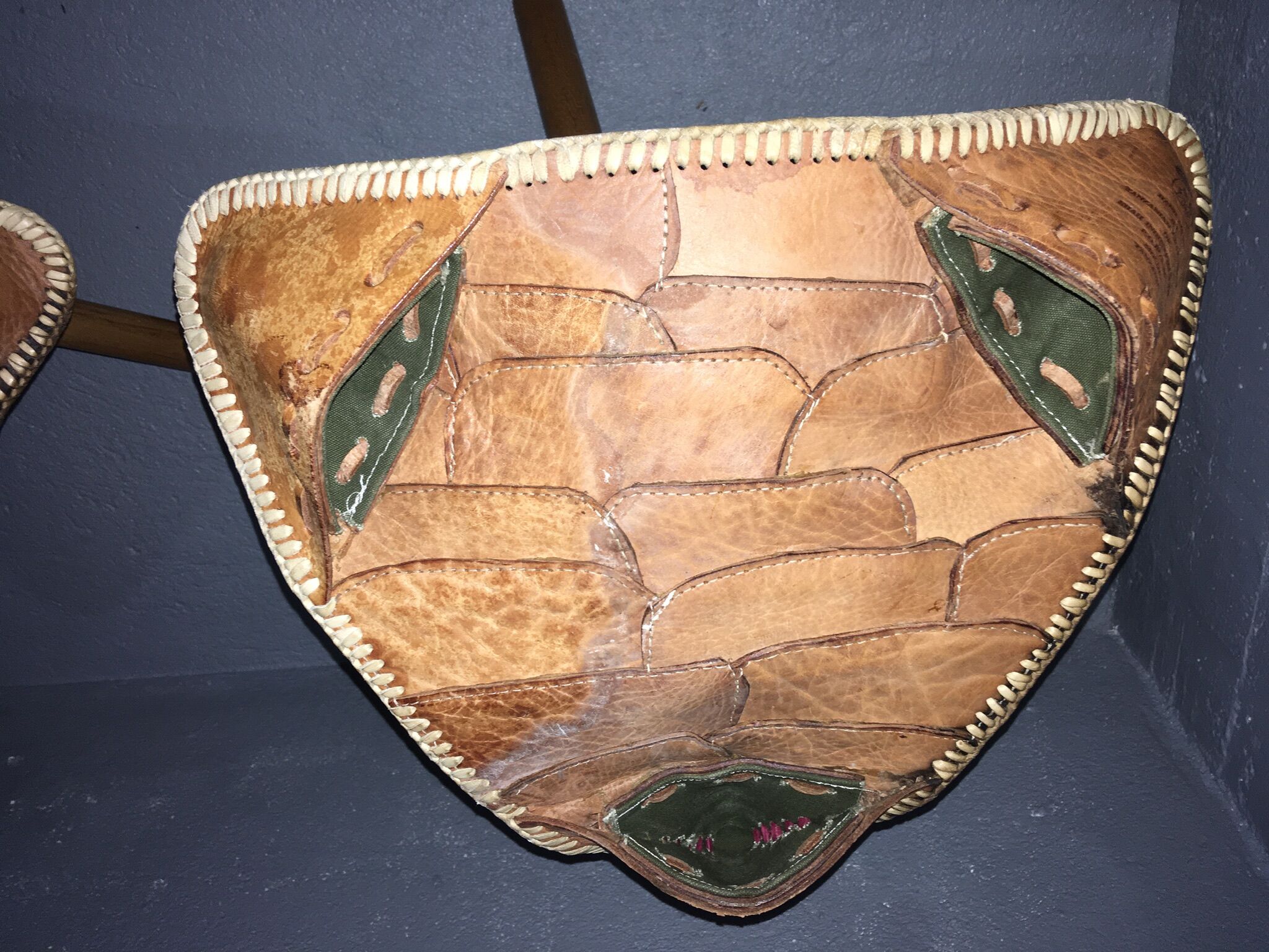 Paires de tabourets tripode en cuir