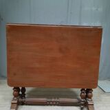 Drop-leaf table called “get leg”