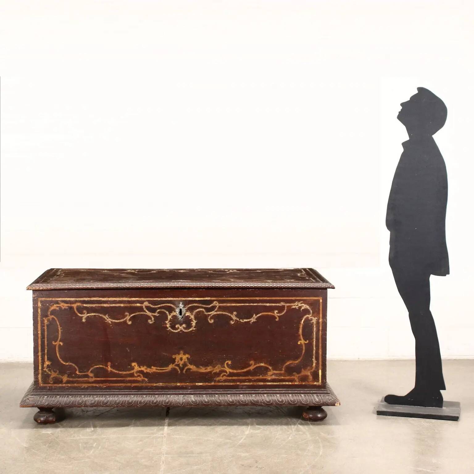 Piedmontese baroque chest in walnut, Italy, 18th century