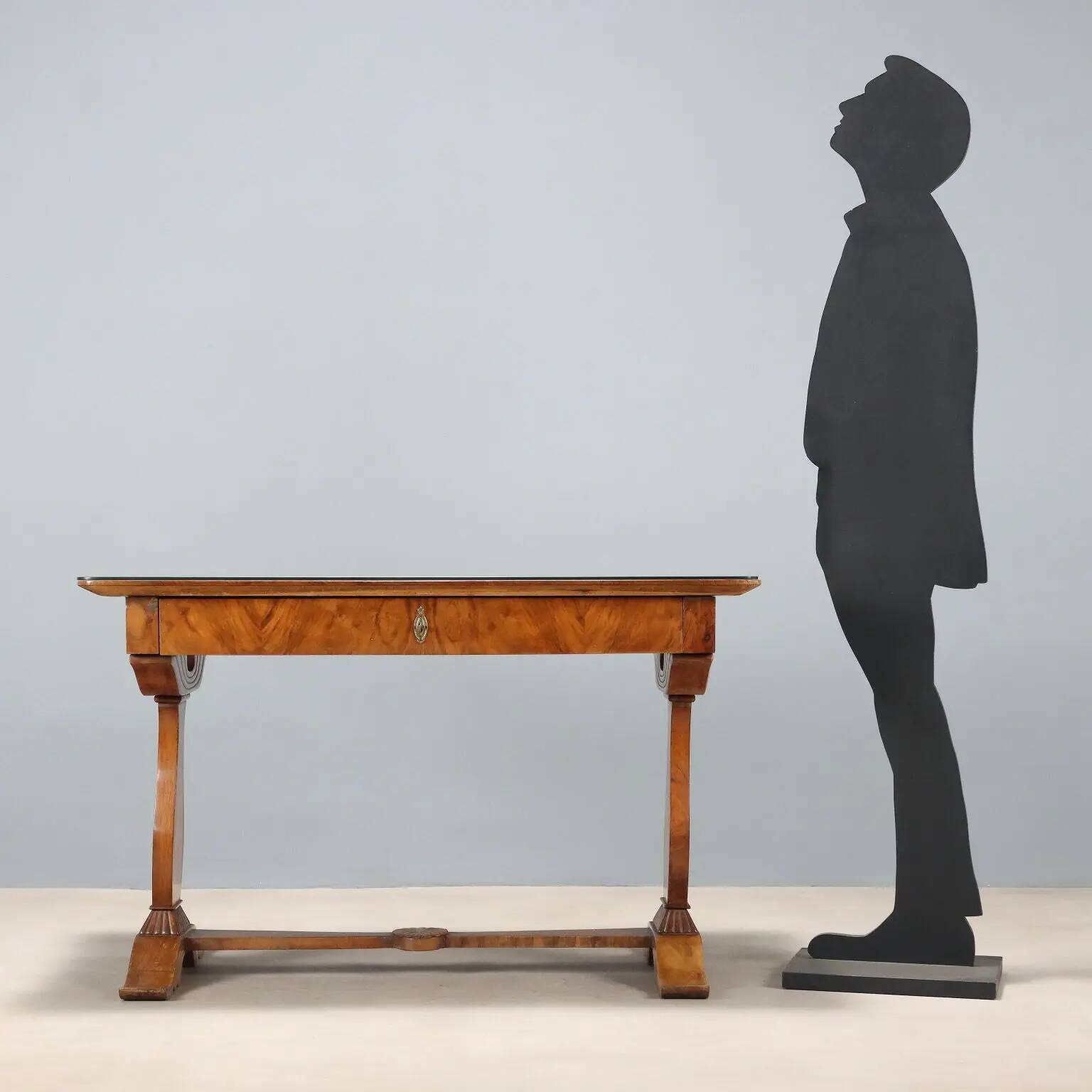 Antique Biedermeier desk in walnut, Austria, mid-19th century.