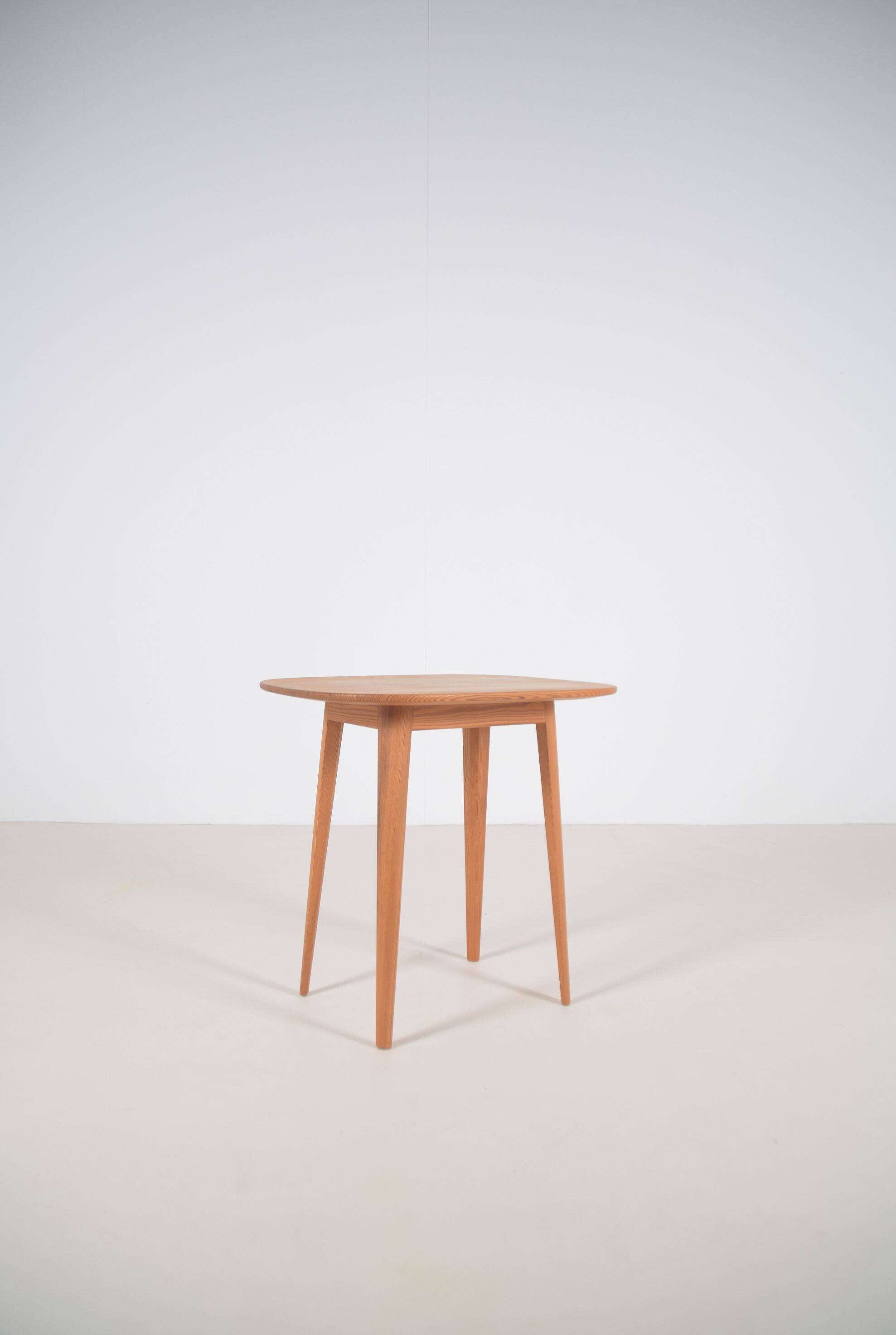 Table d'appoint suédoise Sparven conçue par Carl Malmsten, années 1950.