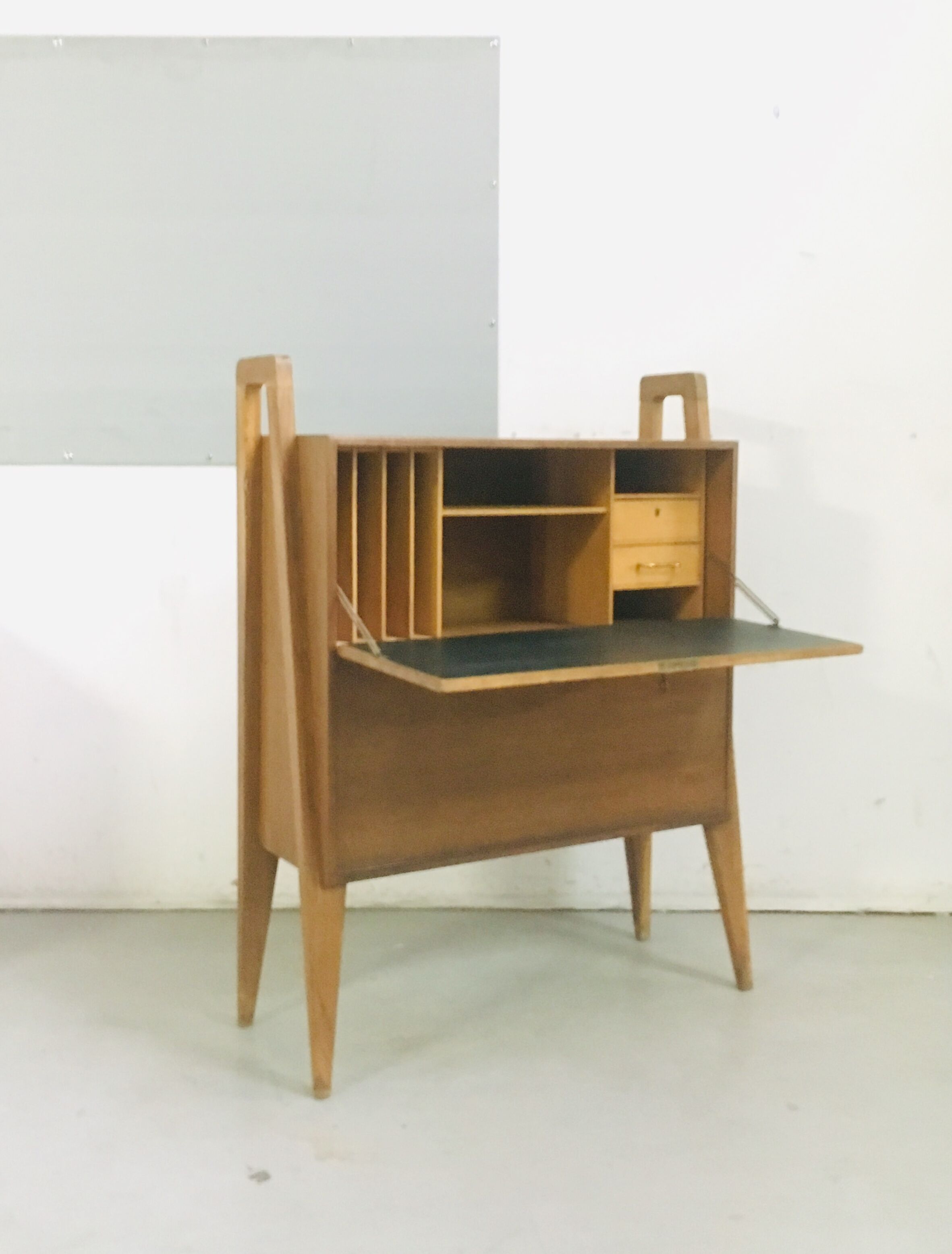 A secretary fell in the 1950s