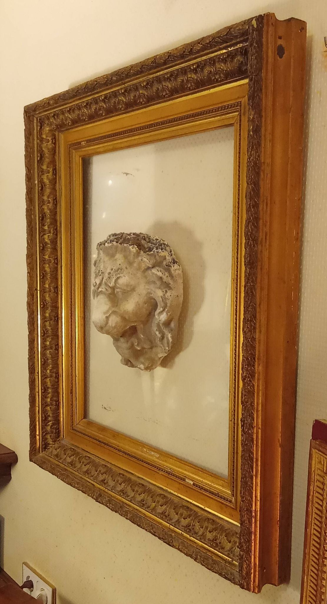 Ancien cadre doré ornement tête de lion sur plexiglas