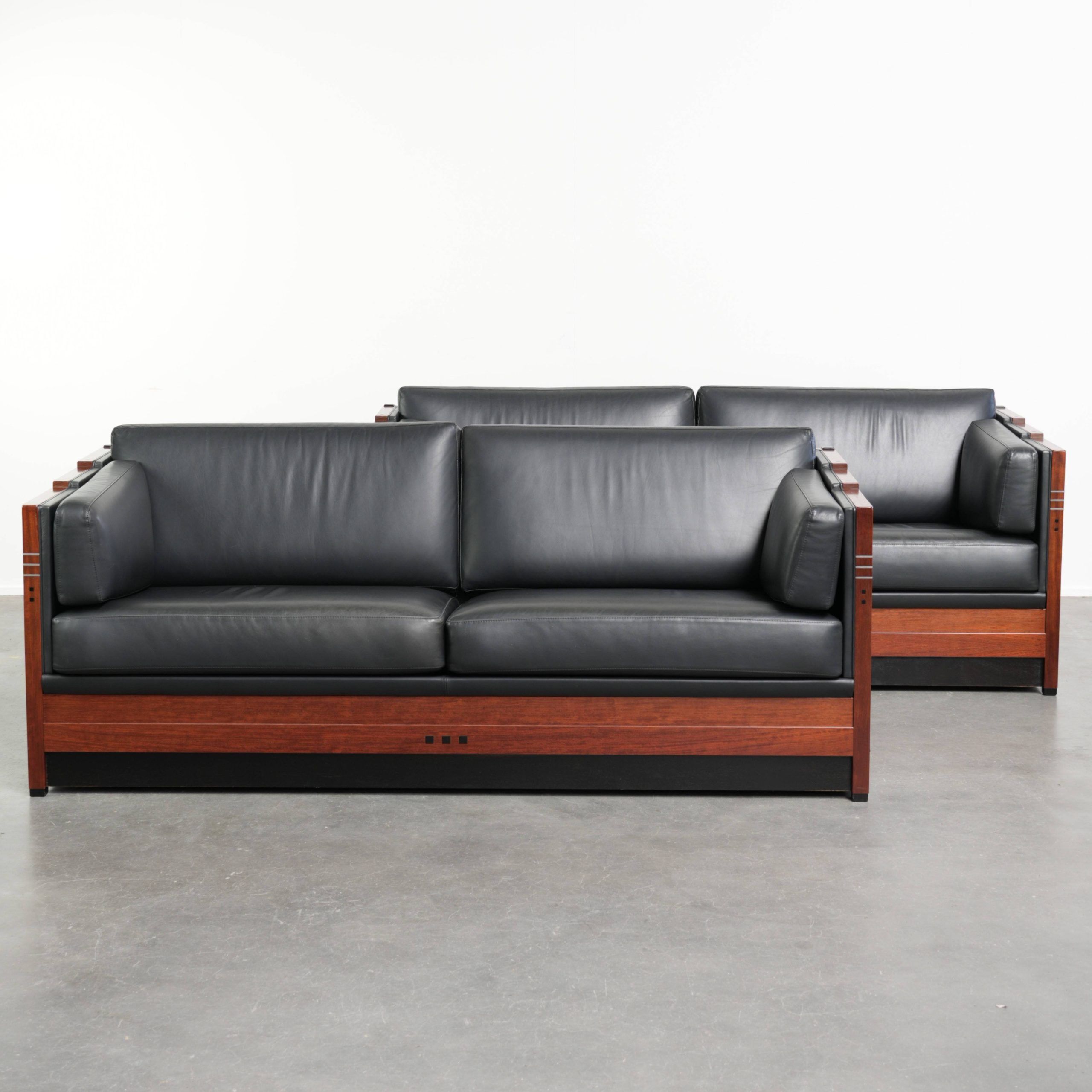 Ensemble de 2 canapés 3 places en cuir de vache noir de design Art Déco de haute qualité.
