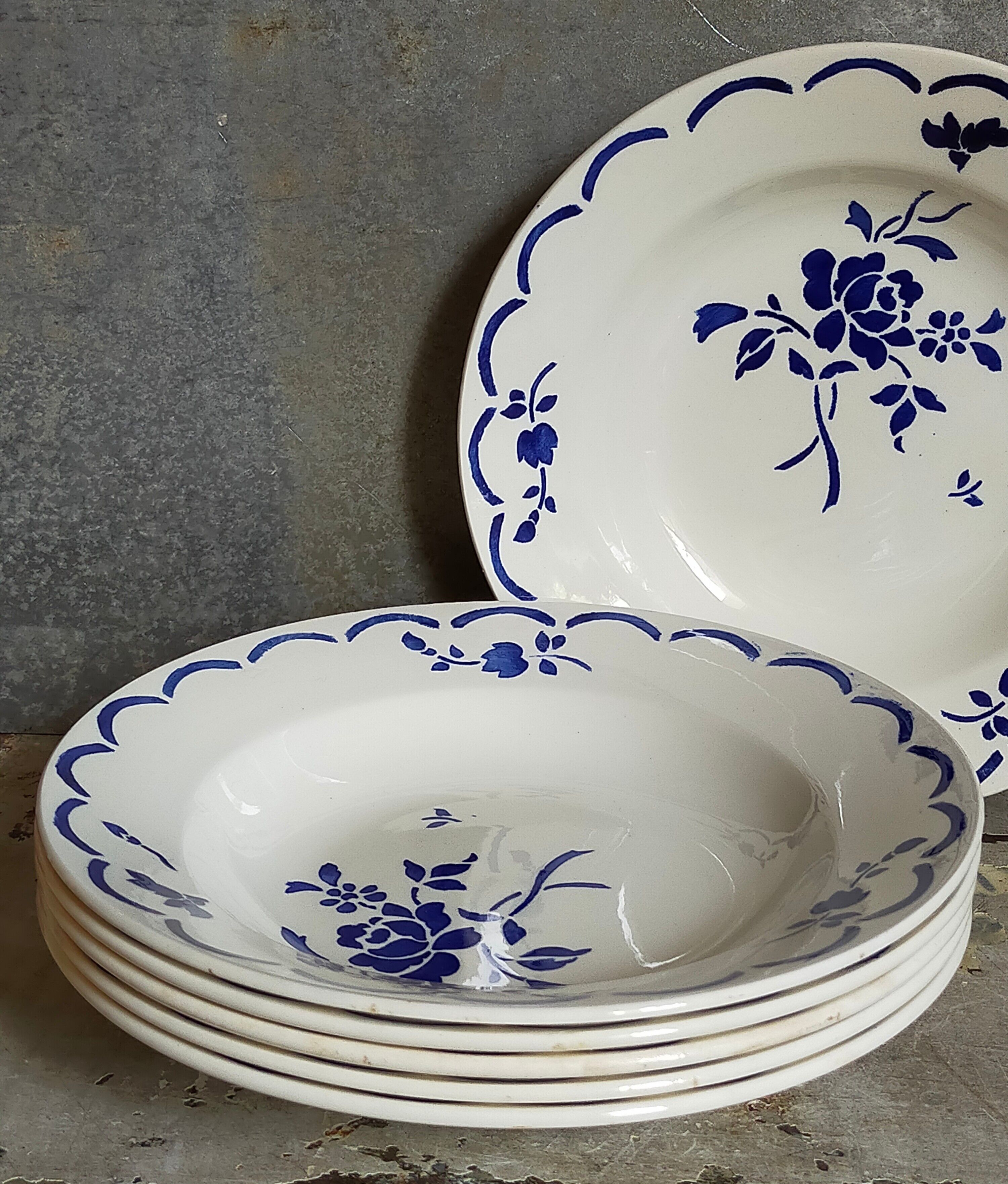 Six "grandma" plates of gien with blue flowers
