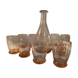 Carafe et verres roses
