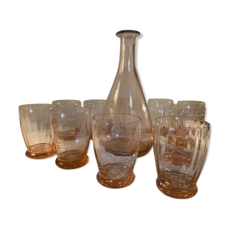 Carafe et verres roses