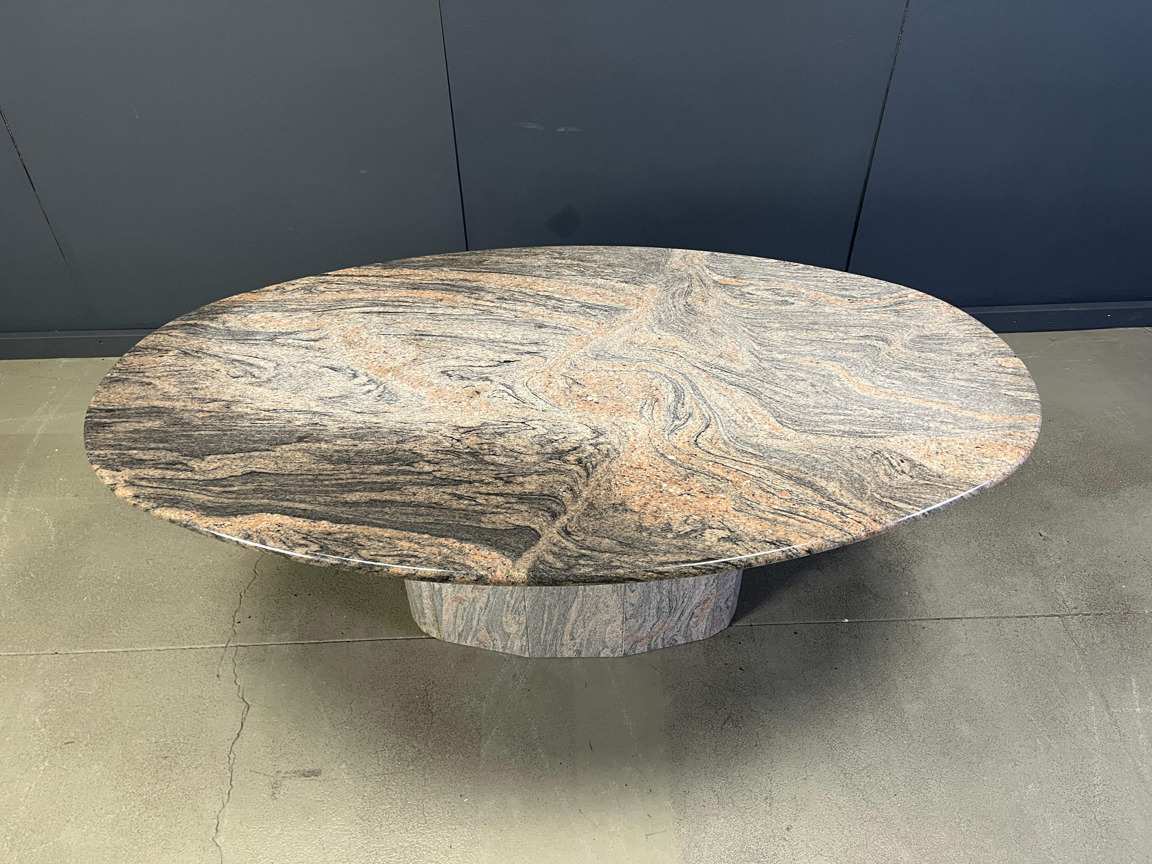 Table à manger en granit ovale vintage, années 1970
