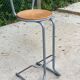 Tabouret de bar en acier courbé gris et bois massif 80cm