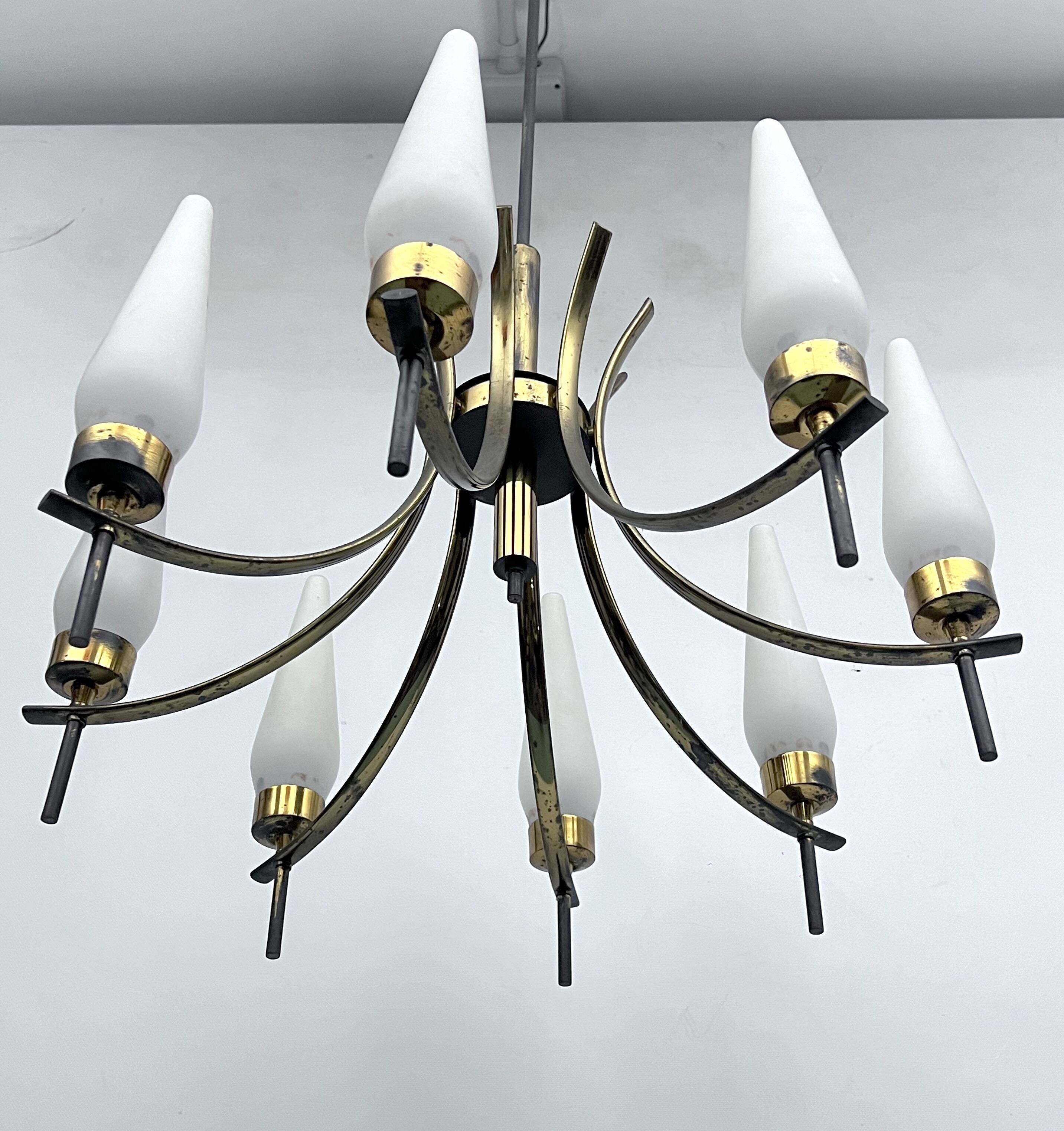 Mid-Century 8 lights brass and opaline glass chandelier. Italy 1950s
