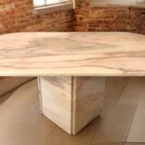 Table basse italienne ovale en marbre rose 1970-80