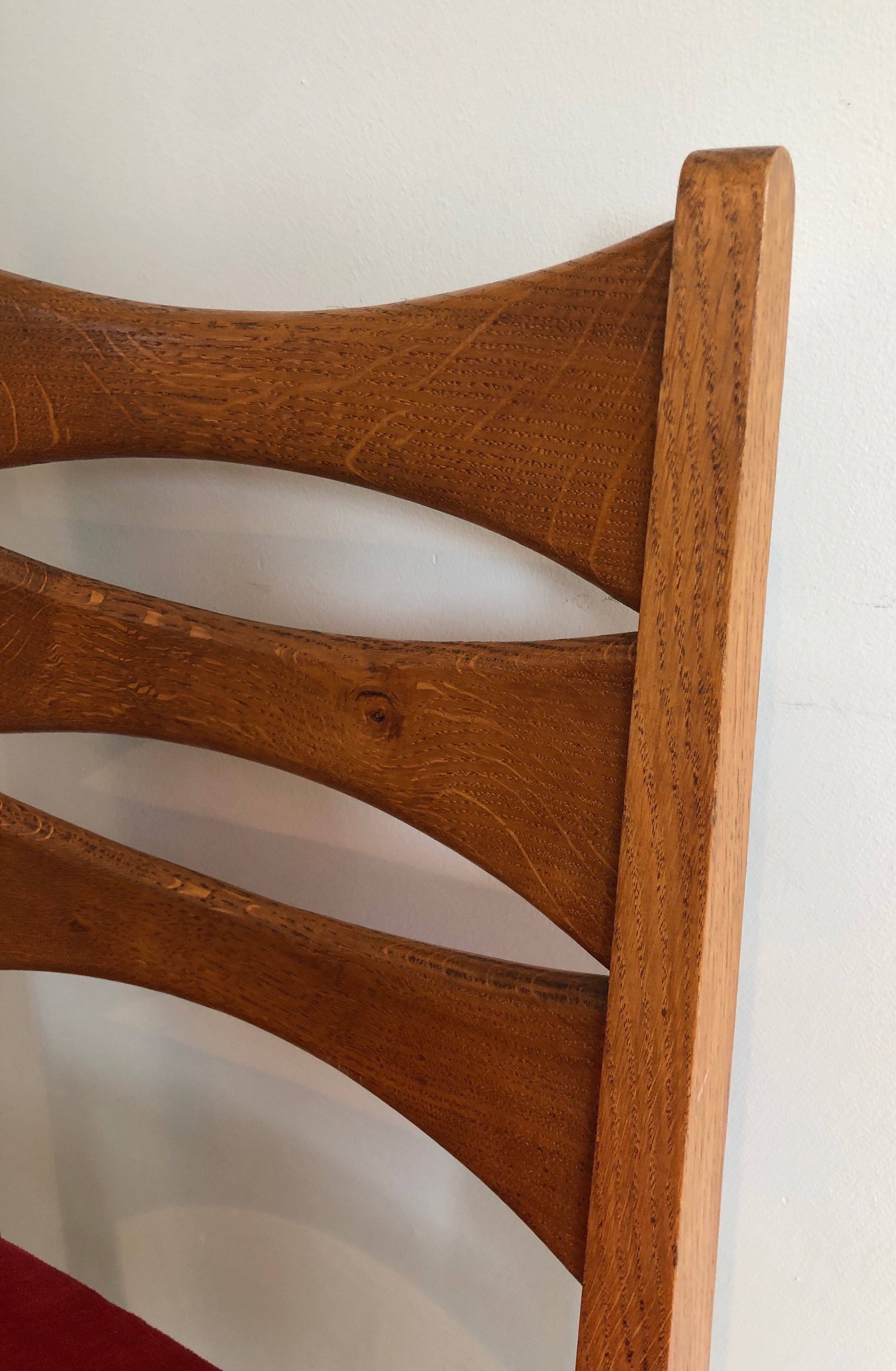 Suite de 6 chaises en chêne et assises de velours rouge