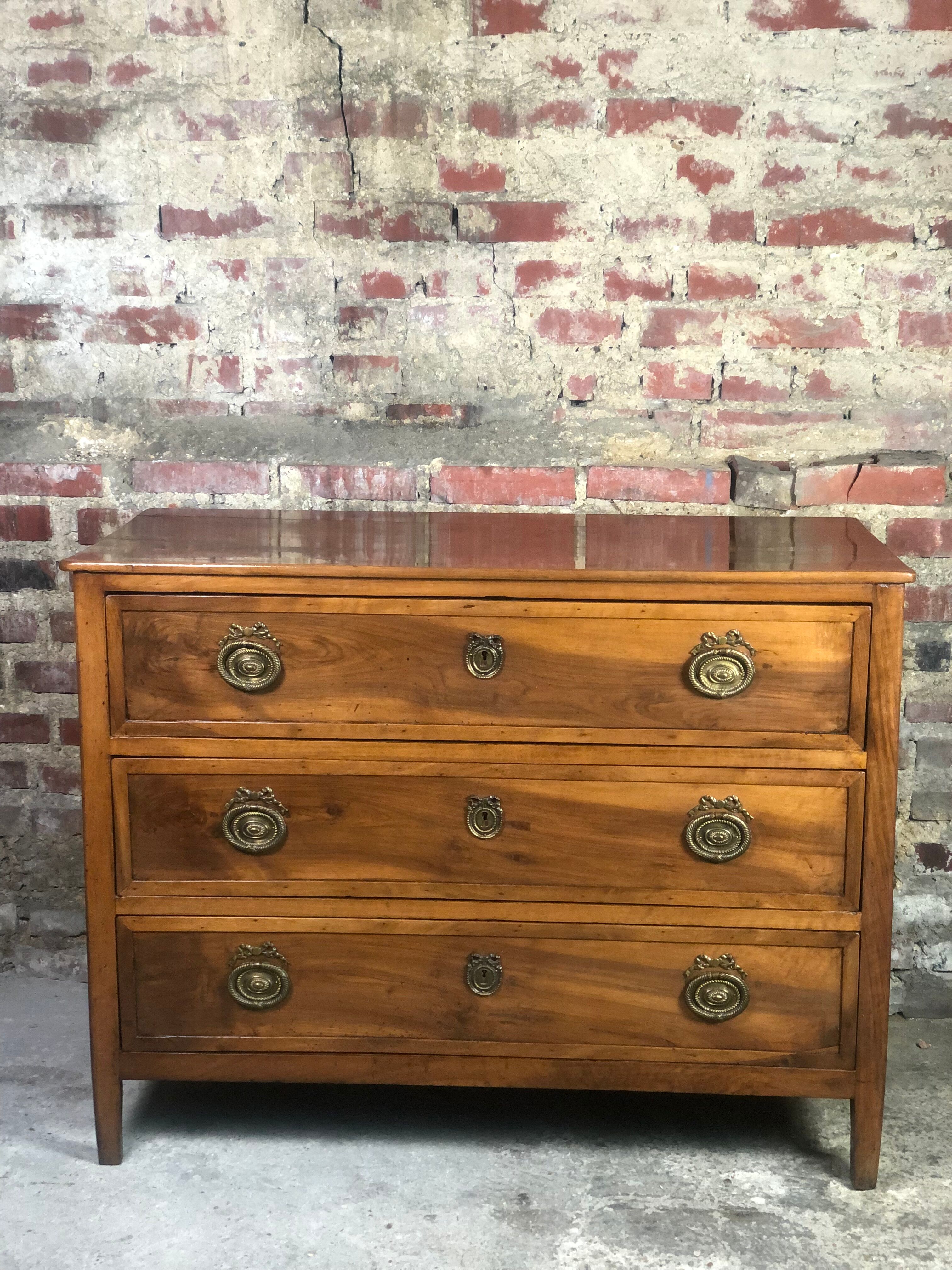 Commode époque Louis Philippe en noyer 3 tiroirs