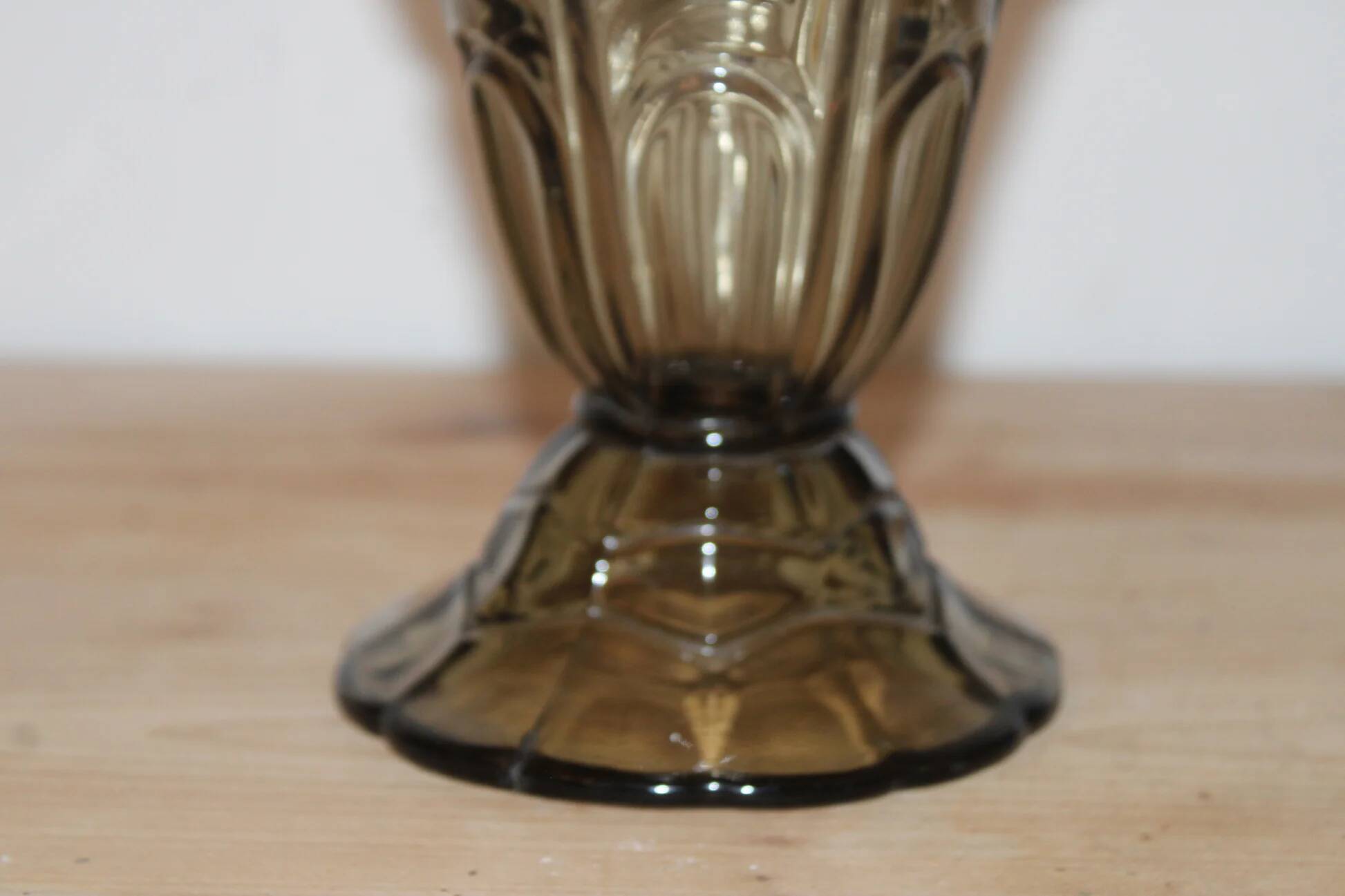 Vase en verre moulé teinté brun fumé