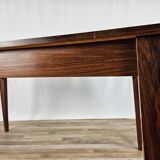 Extendable table in laminate