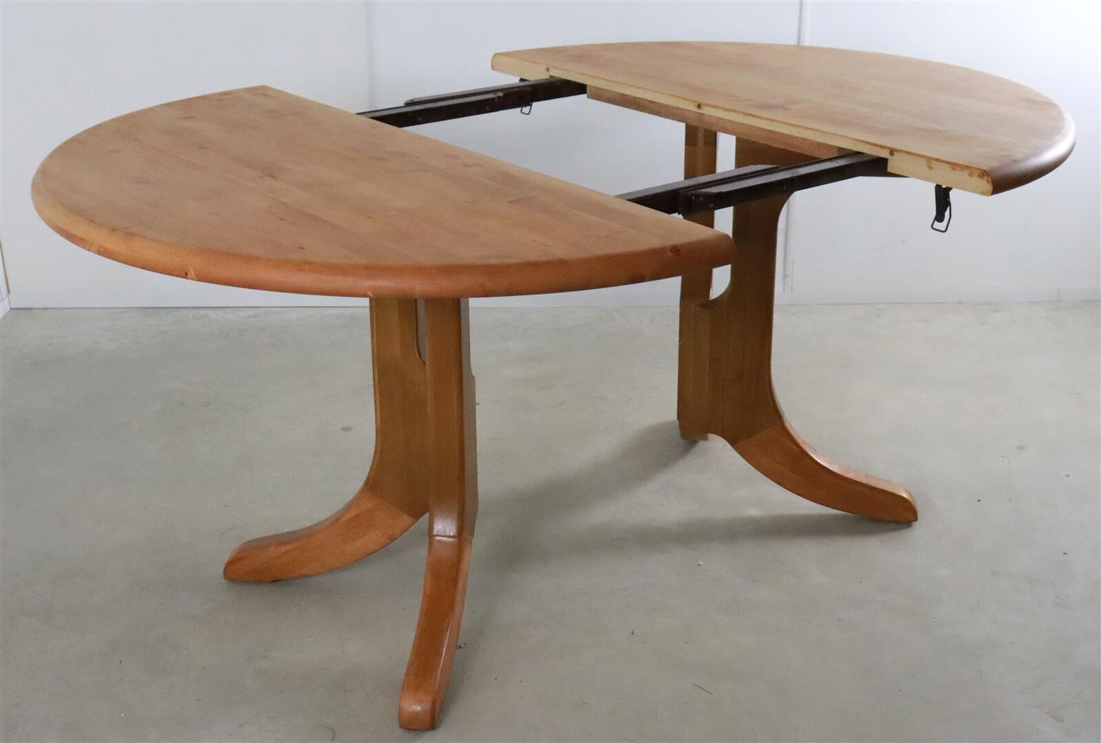Round Danish Design dining room table extendable 'Auenwald'