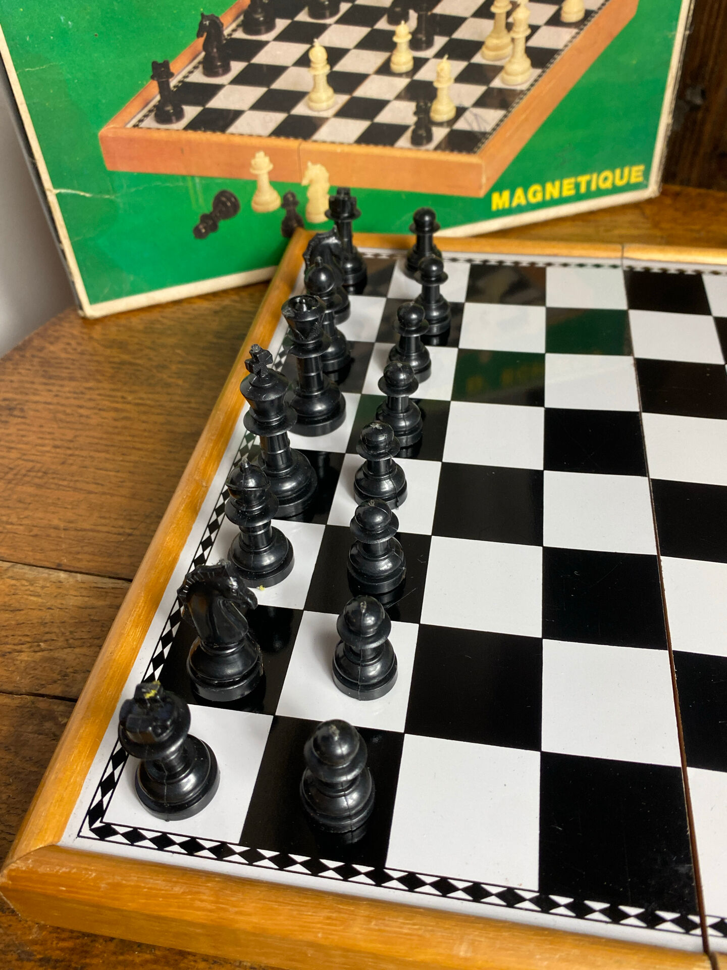 Magnetic and foldable chess set