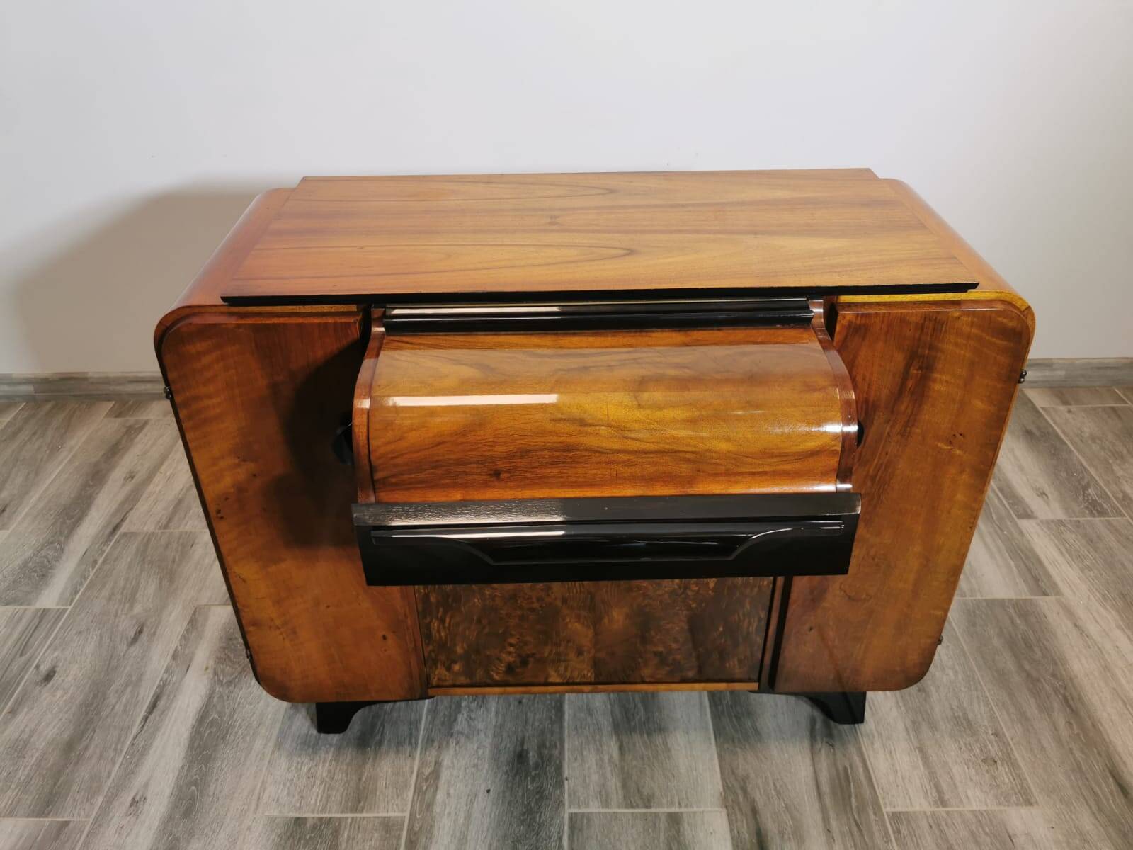 Armoire Gramophone par Jindrich Halabala