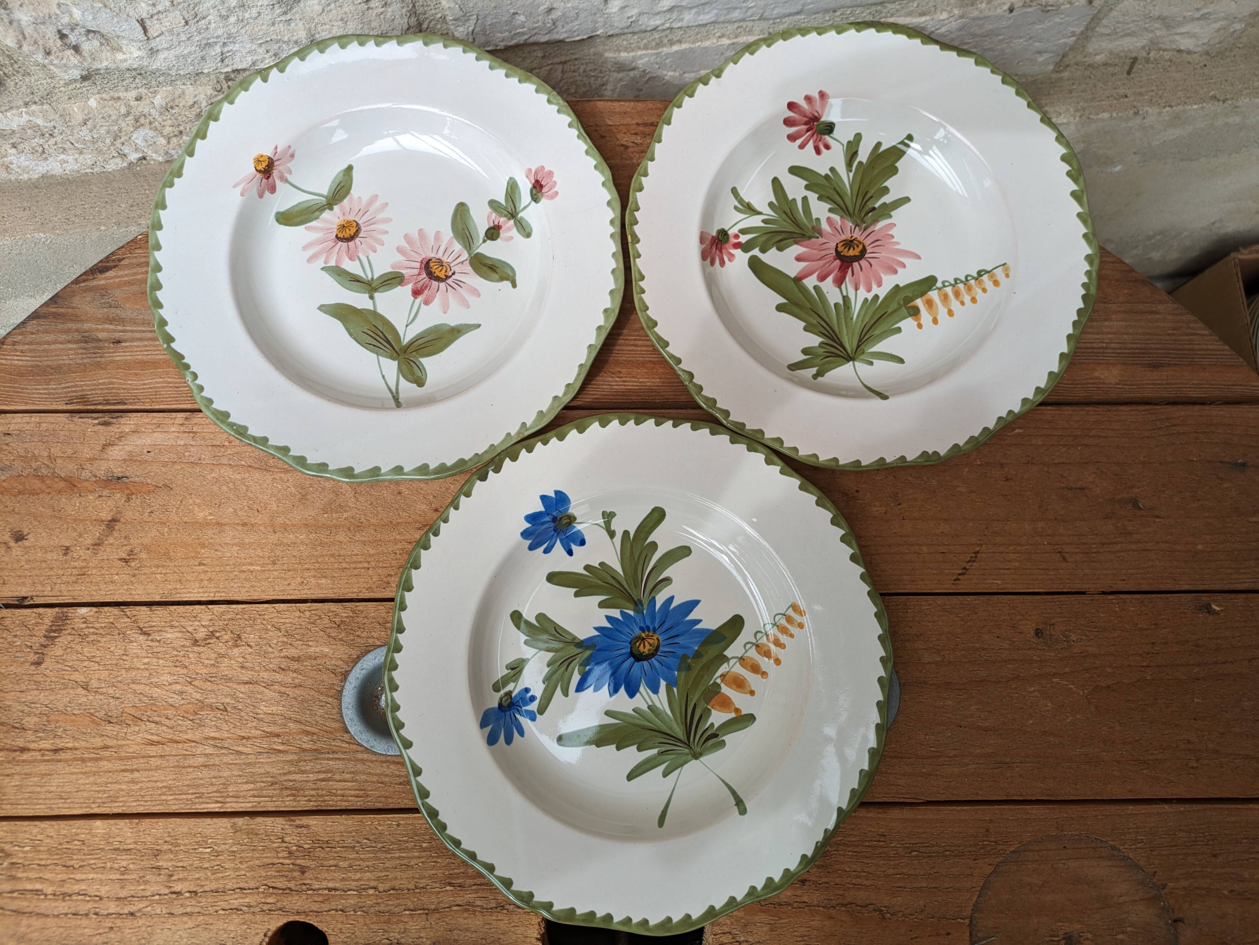 Ensemble de 3 assiettes creuses décoratives à décor floral