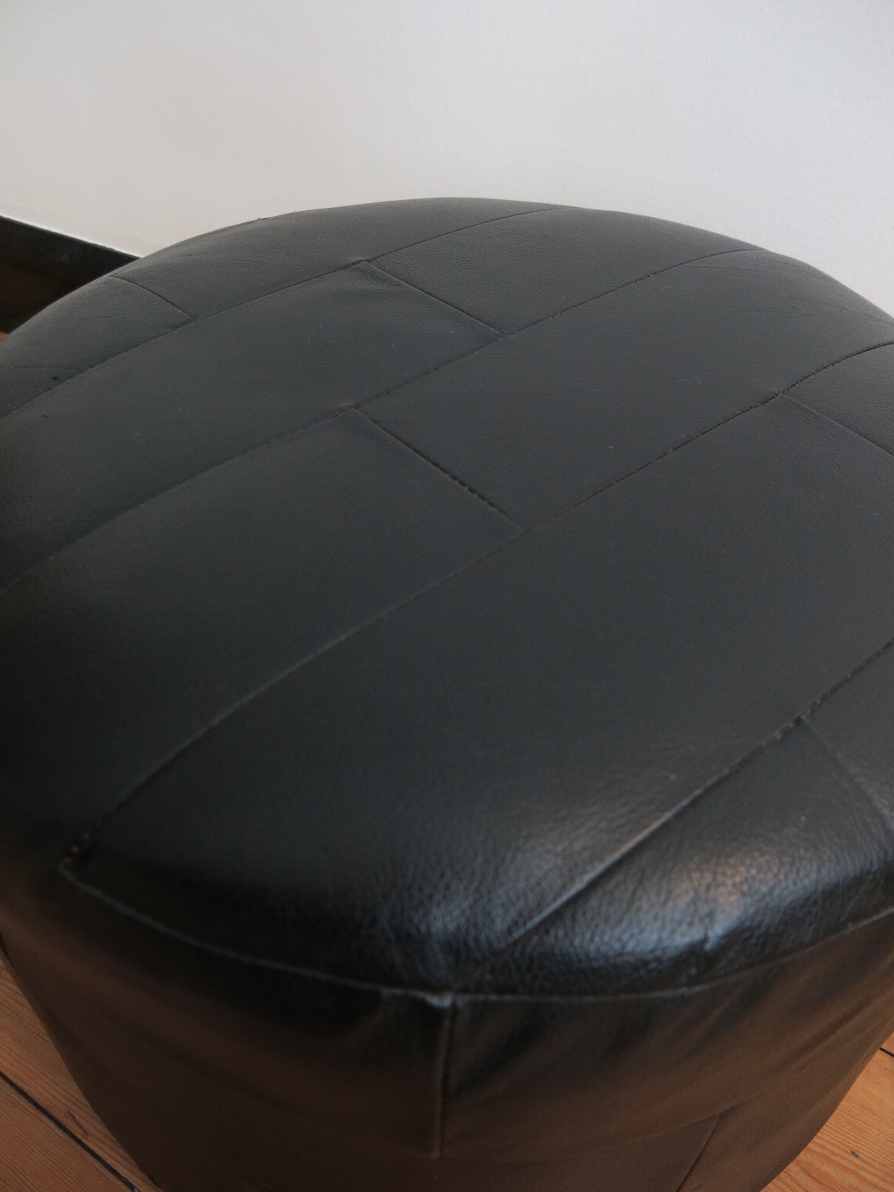 Retro pouf in black leather