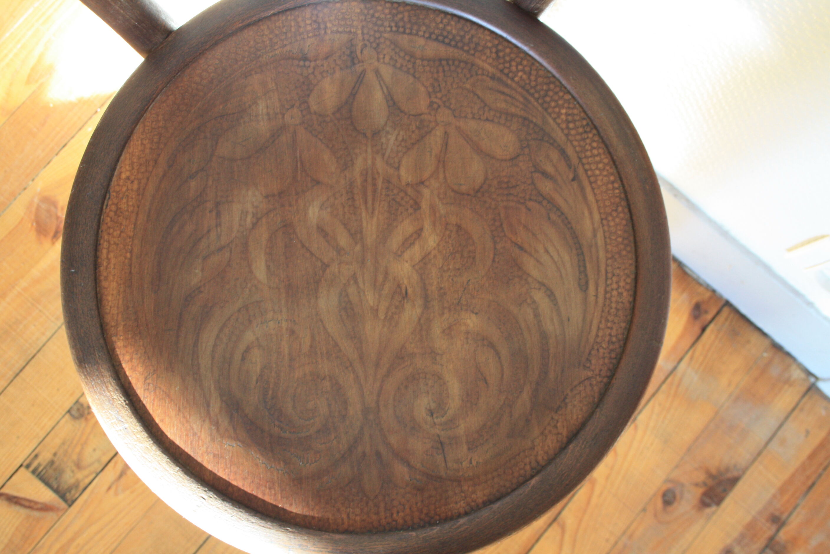 Thonet bistro chair N°18 curved wood-relief pattern on the seat