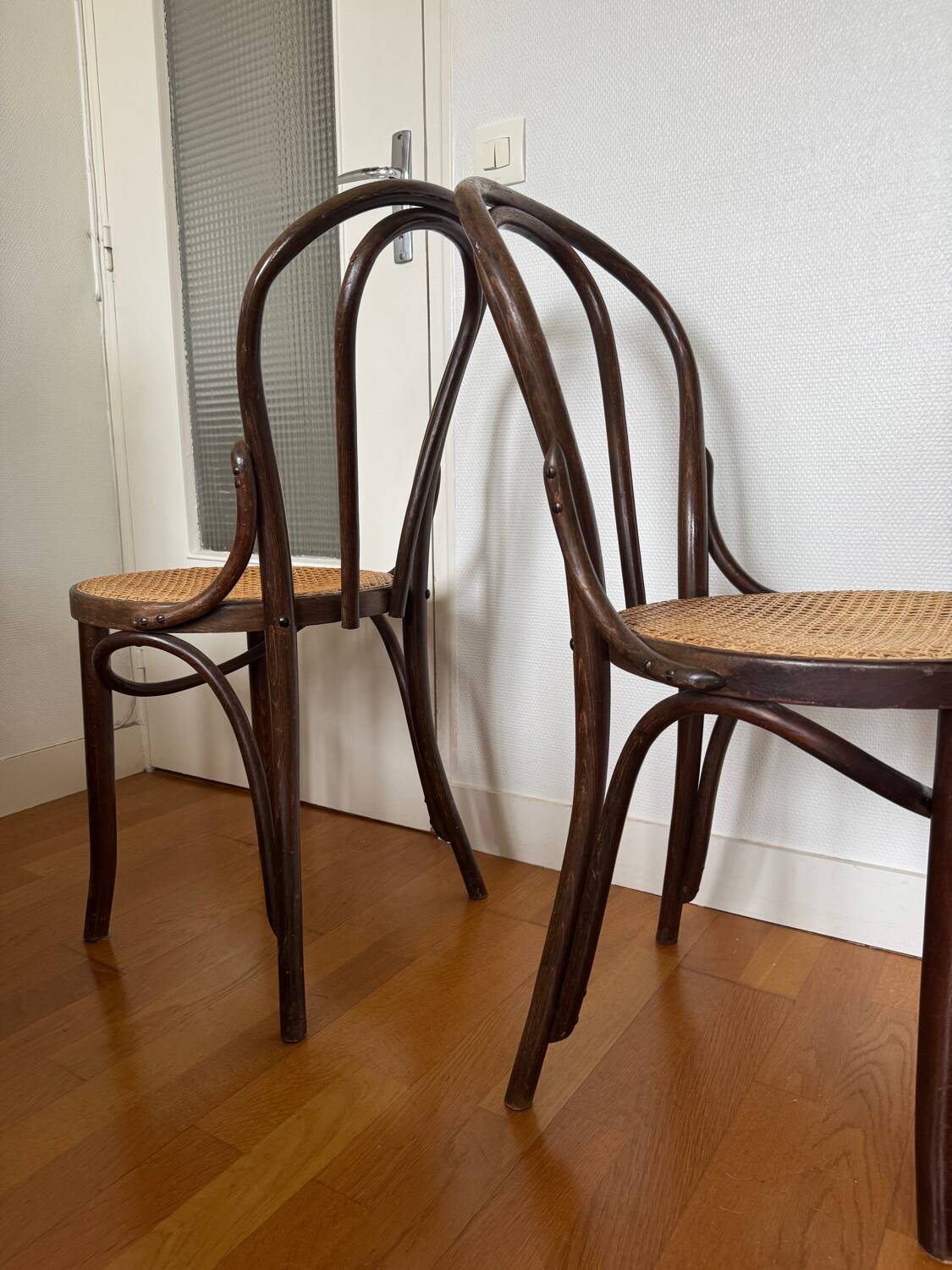 Paire de chaises bistrot en bois et cannage