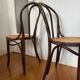 Paire de chaises bistrot en bois et cannage