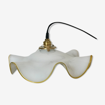 White and yellow opaline suspension