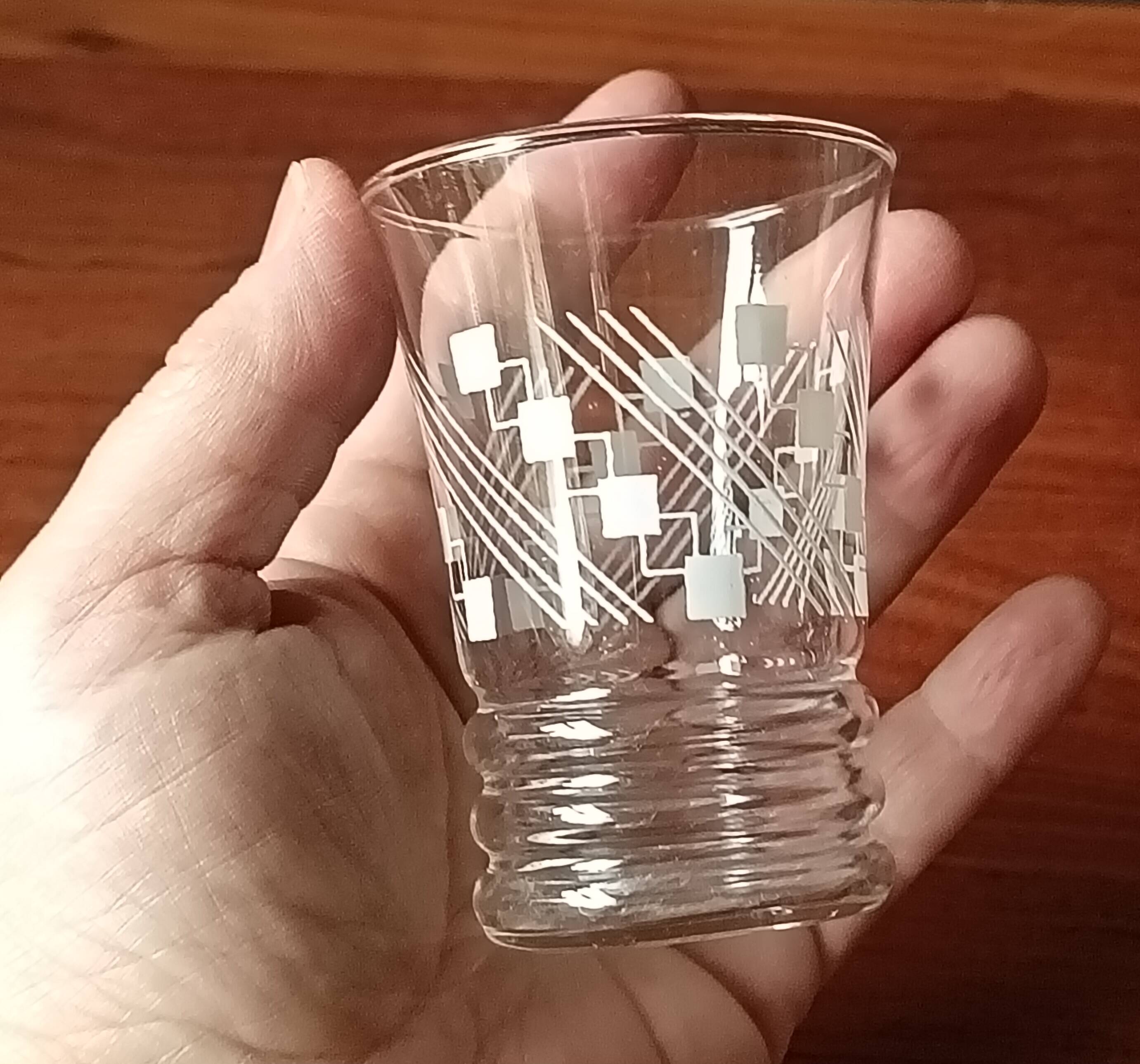 6 glasses 11 cl with vintage 1950 geometric patterns in white, France.