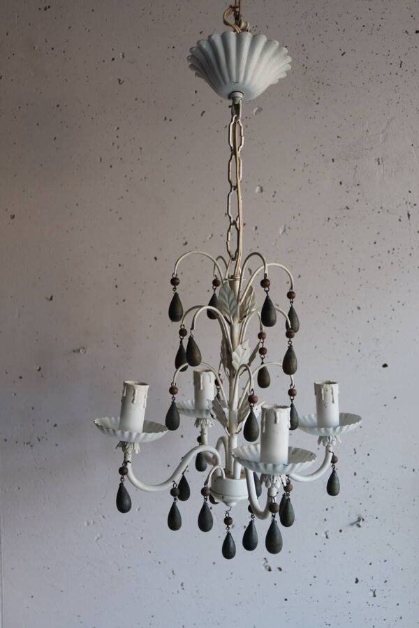 Lustre ancien en métal laqué blanc à pampilles en bois