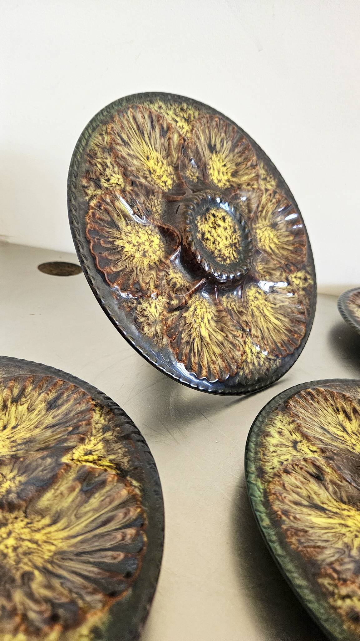 7 assiettes à huitres, vintage Vallauris Marius Giuge.