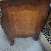 Commode de style louis xv en marqueterieflag