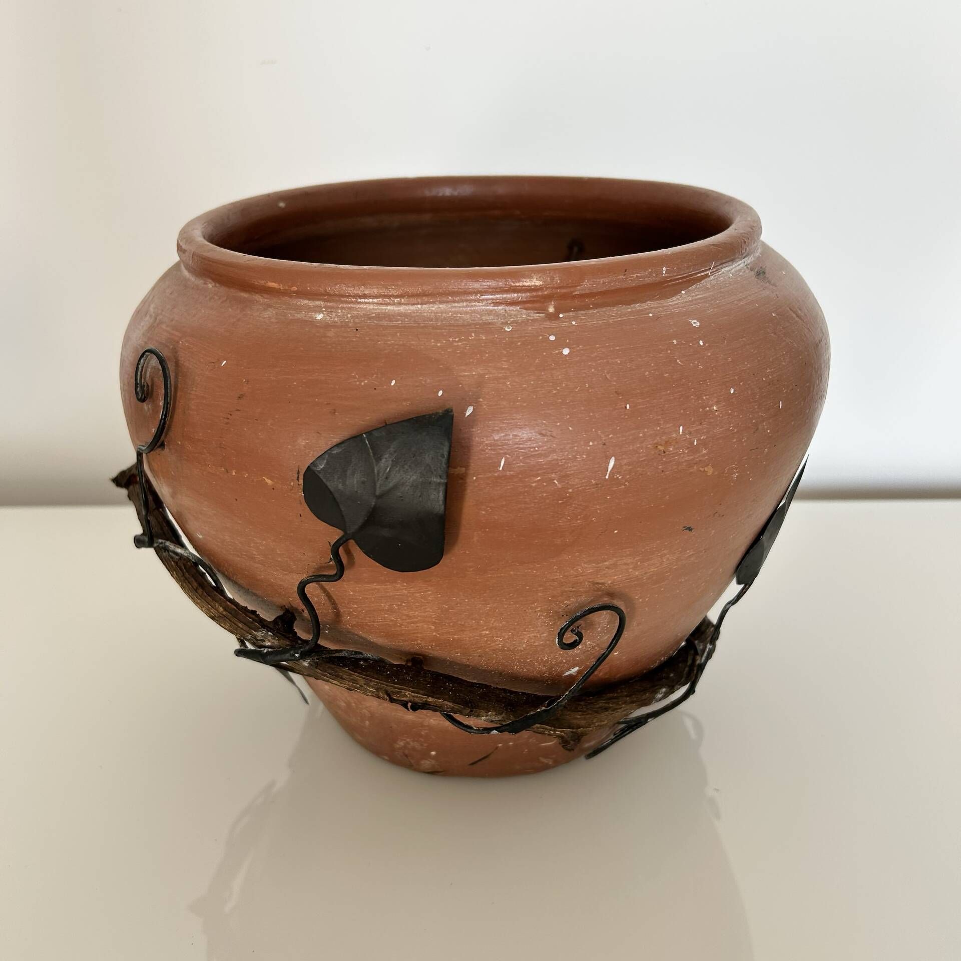 Decorative pot holder in wrought iron and wood