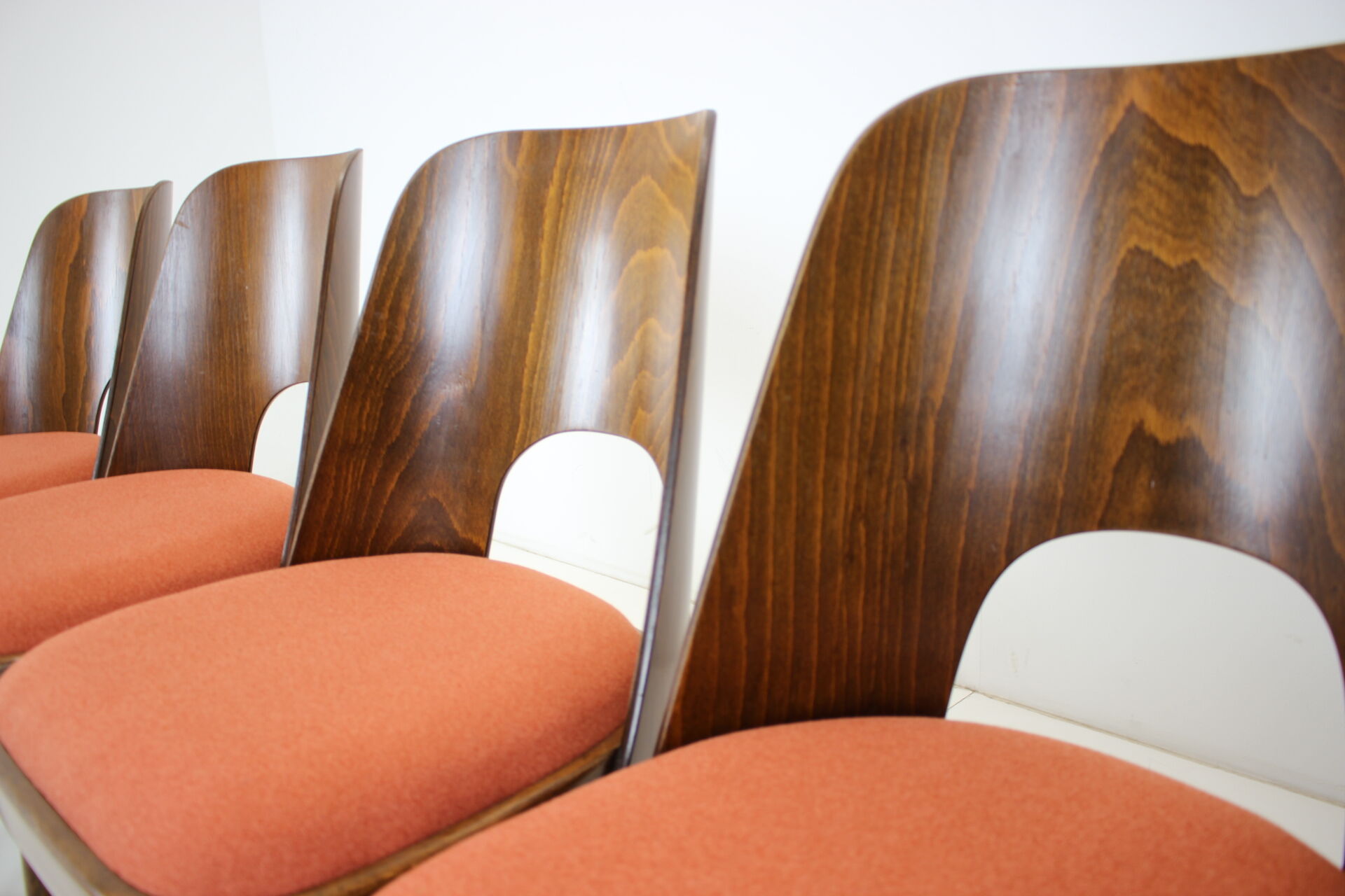 Ensemble de quatre chaises de salle à manger conçu par Oswald Haerdtl, années 1960