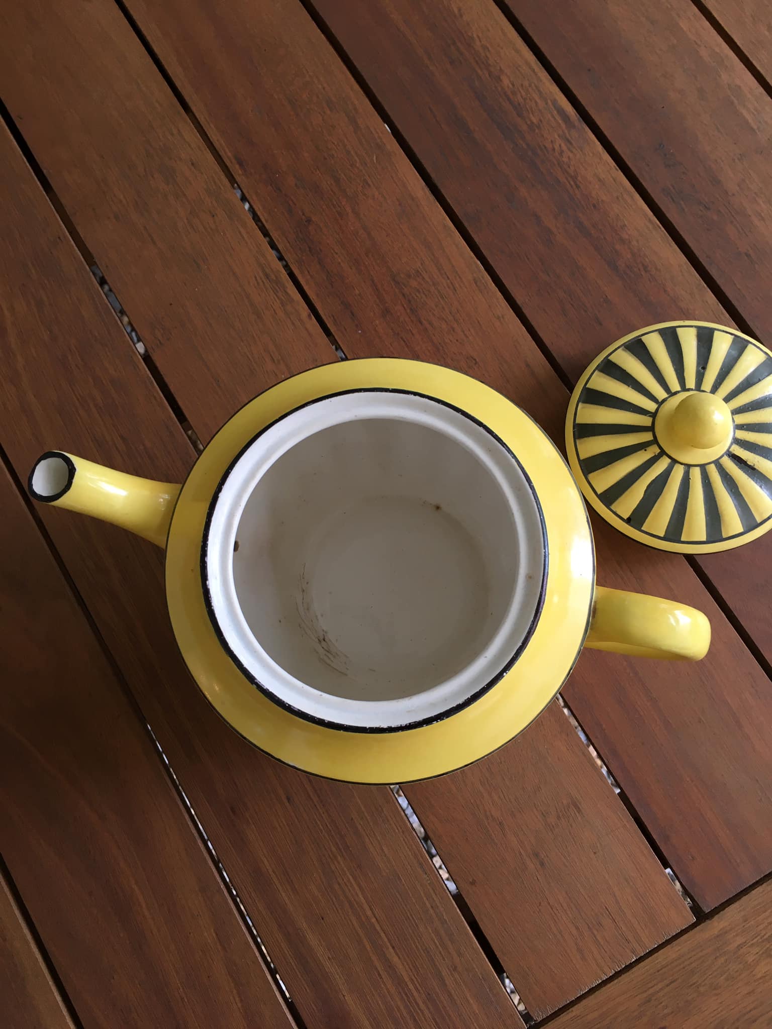 Teapot in yellow and black porcelain stamped Sarreguemines