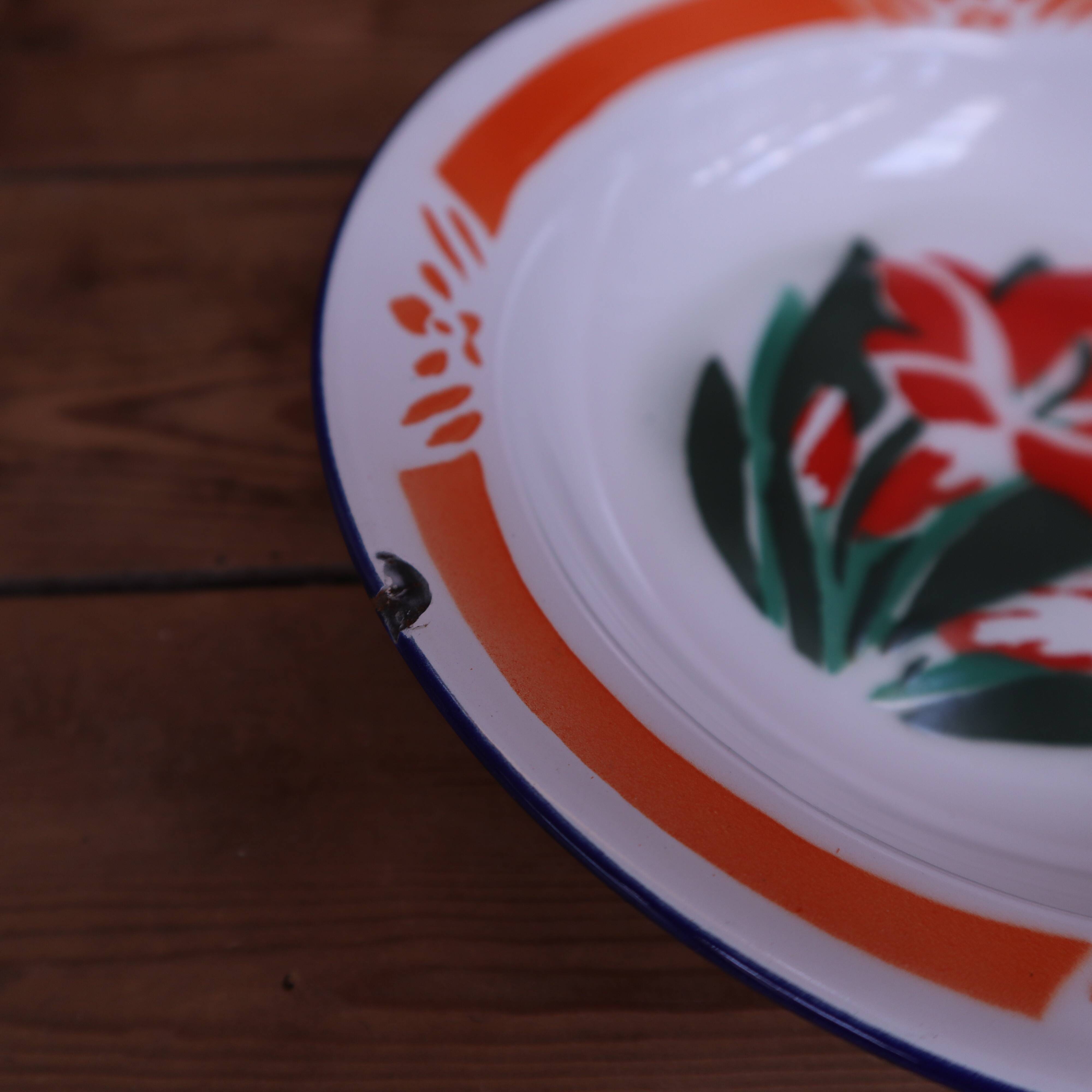 Vintage hollow plate in Chinese enamelled tin.